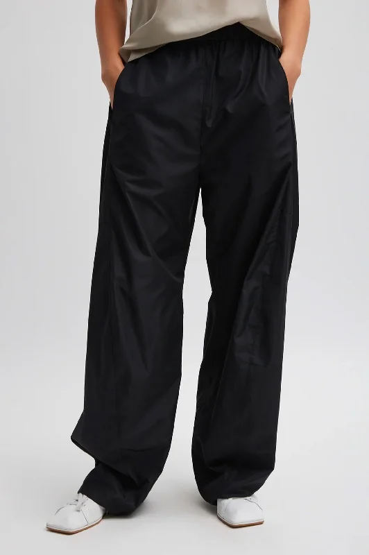 Versatile Wardrobe Essentials Italian Sporty Nylon Winslow Pant - Short